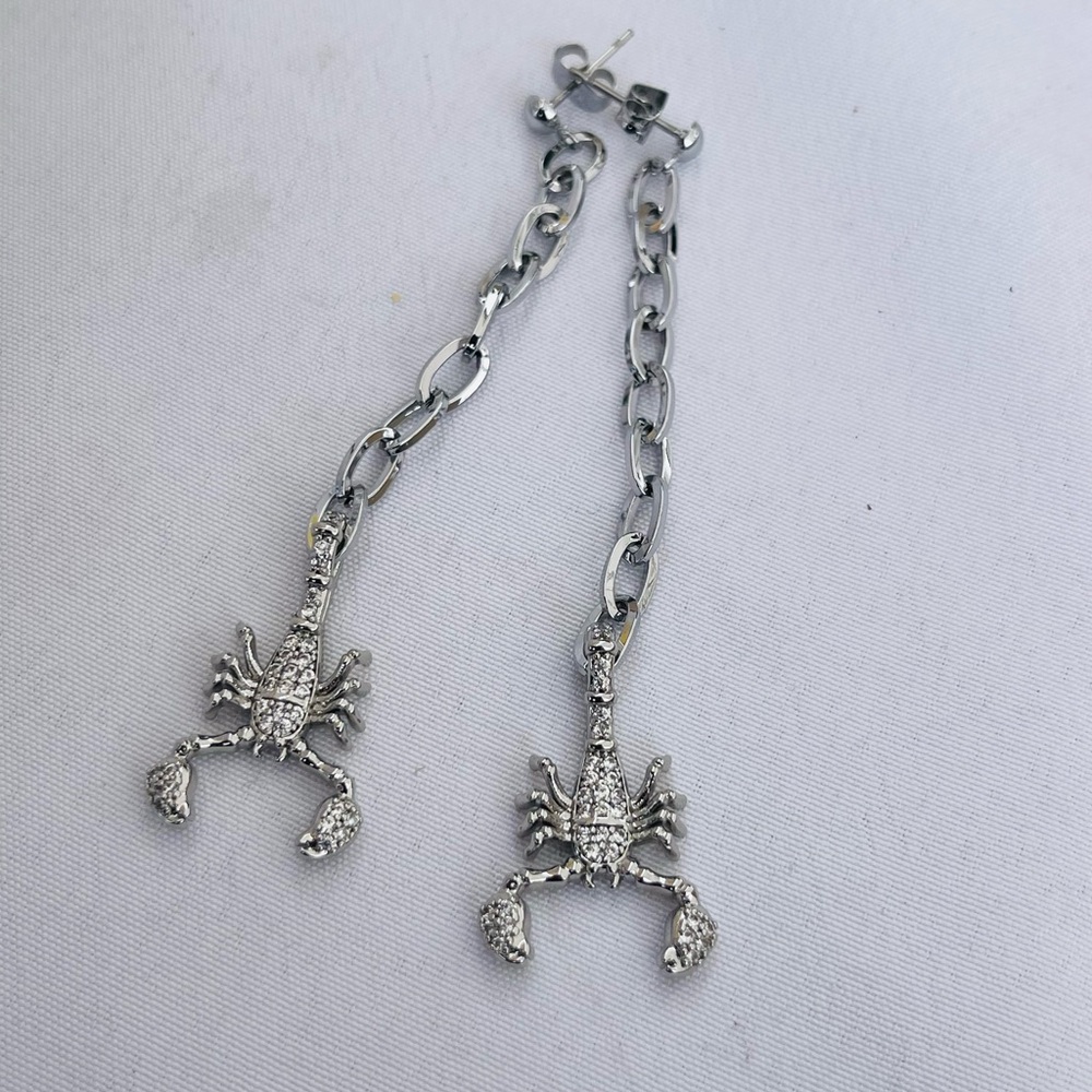 Dalmata Silver Scorpion Chain Earrings